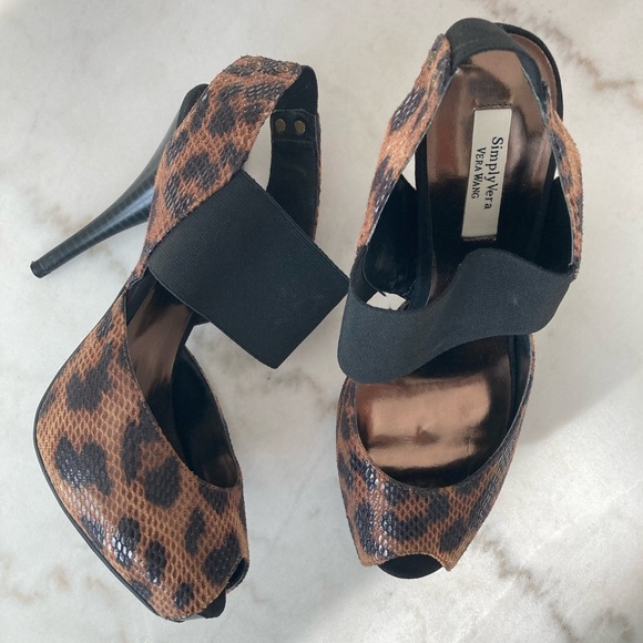 Vera Wang, black and brown animal print 8 1/2 heels - Picture 3 of 13